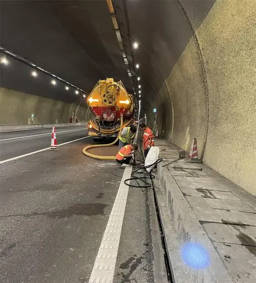 天涯隧道排水渠清淤